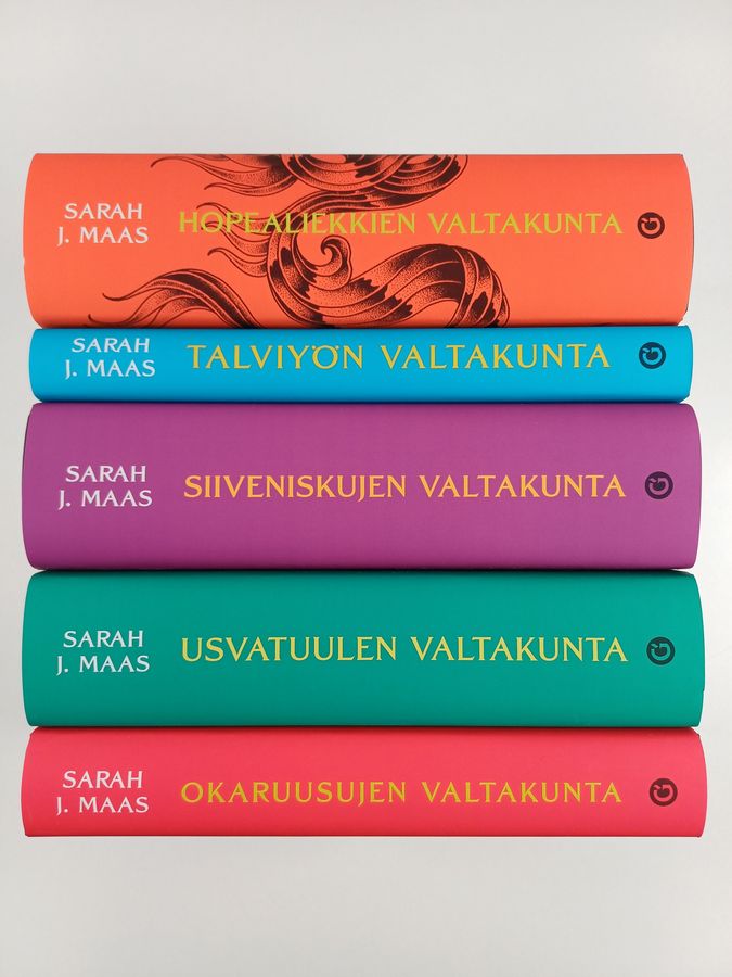 Sarah J. Maas : Valtakunta - sarja ; Okaruusujen valtakunta ; Usvatuulen valtakunta ; Siiveniskujen valtakunta ; Talviyön valtakunta ; Hopealiekkien valtakunta