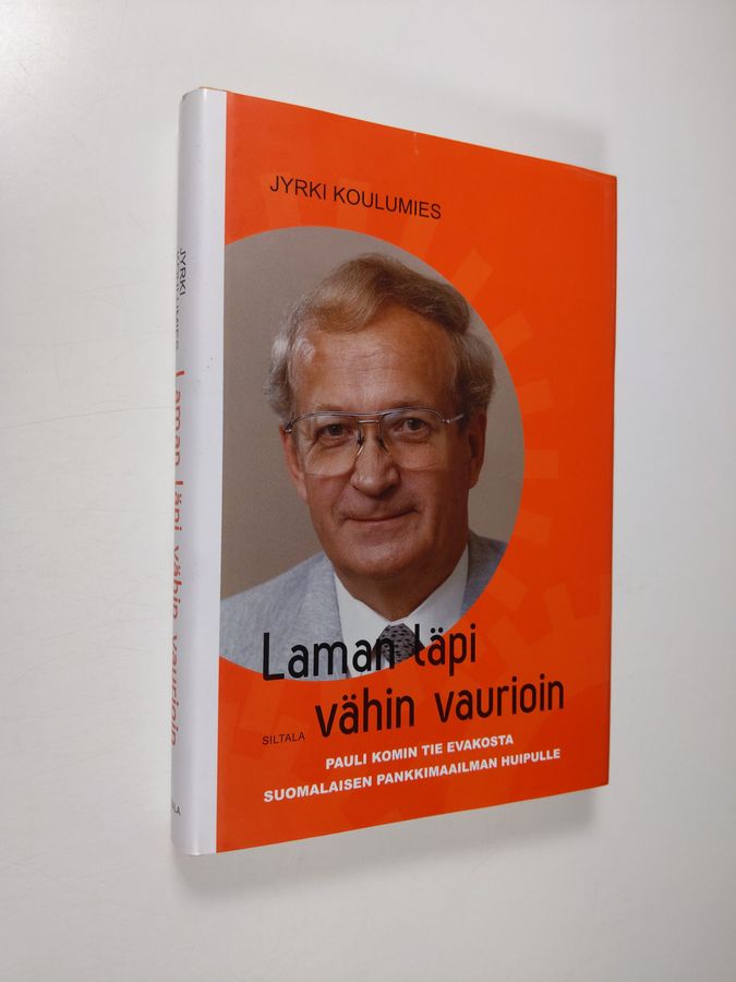 Jyrki Koulumies : Laman läpi vähin vaurioin : Pauli Komin tie evakosta suomalaisen pankkimaailman huipulle
