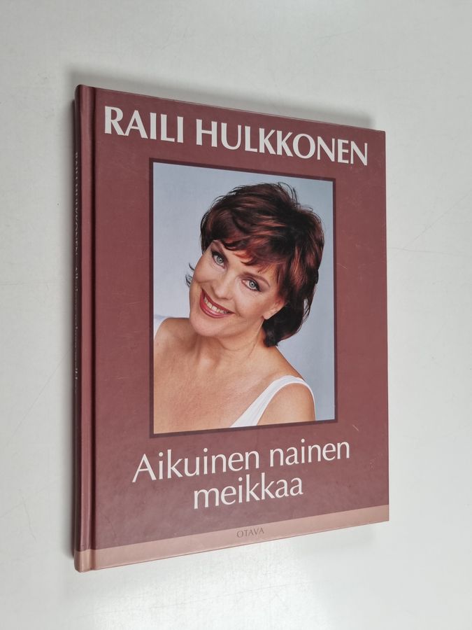 Raili Hulkkonen : Aikuinen nainen meikkaa