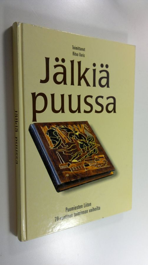 Jälkiä puussa