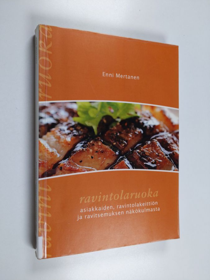 Ravintolaruoka asiakkaiden, ravintolakeittiön ja ravitsemuksen näkökulmasta