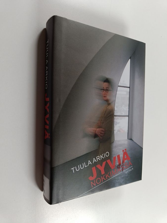 Jyviä nokkimassa