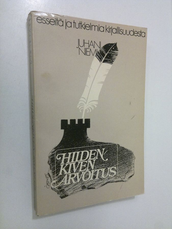 Juhani Niemi : Hiidenkiven arvoitus : esseitä ja tutkielmia kirjallisuudesta