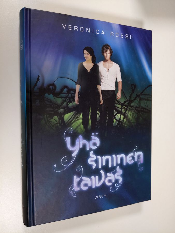 Veronica Rossi : Yhä sininen taivas