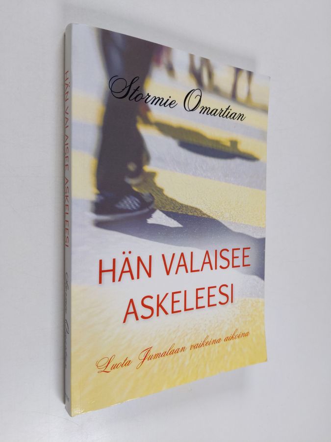 Hän valaisee askeleesi