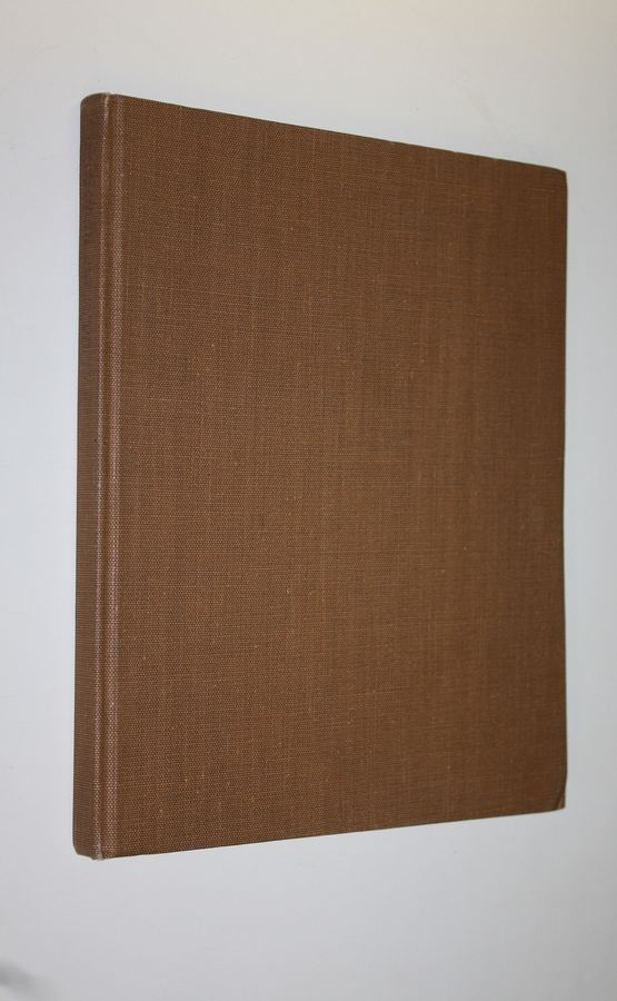 Matti A. Pitkänen : Seitsemän auringon yö : vuosi Kuusamon erämaissa = The night of the seven suns : a year in the wilds of Kuusamo = Die Nacht der sieben Sonnen : ein Jahr in der Wildmark von Kuusamo = De sju solarnas natt : ett år i Kuusamo Ödemarker
