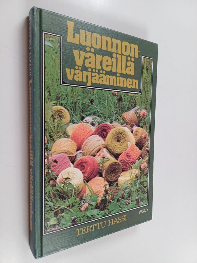 Terttu Hassi : Luonnonväreillä värjääminen