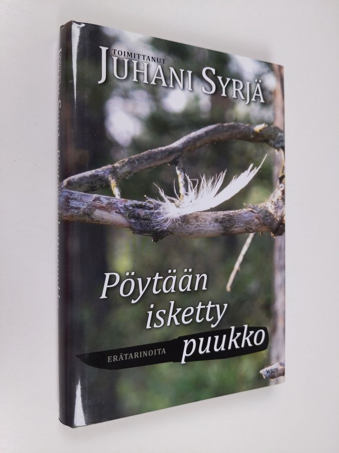 Pöytään isketty puukko