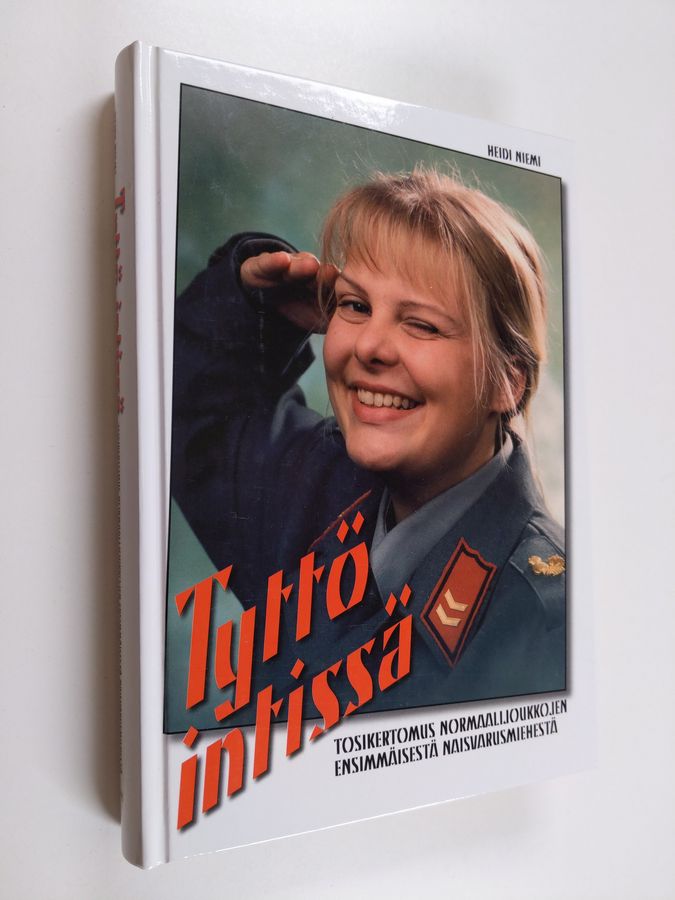 Heidi Niemi : Tyttö intissä : tosikertomus normaalijoukkojen ensimmäisestä naisvarusmiehestä