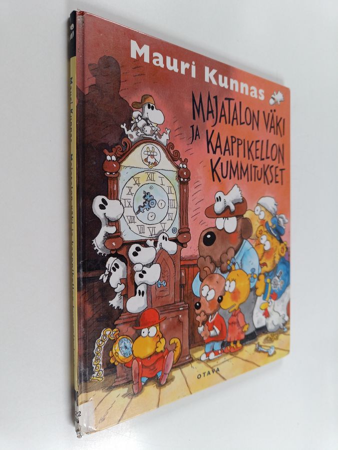 Majatalon väki ja kaappikellon kummitukset