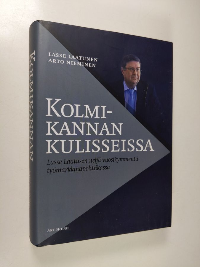 Kolmikannan kulisseissa