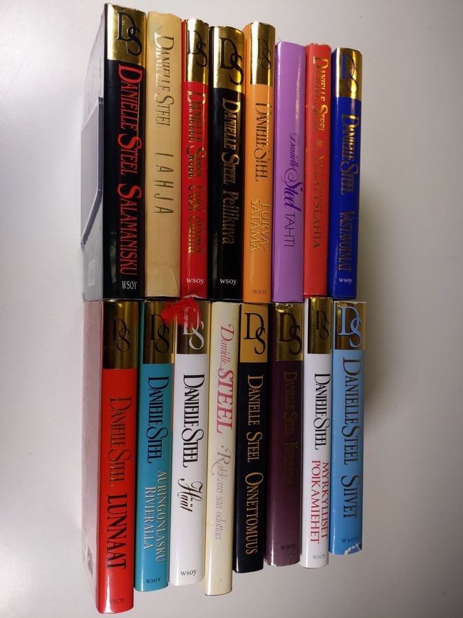 Danielle Steel : Danielle Steel-paketti (16 kirjaa) : Salamanisku ; Lahja ; Uusi elämä ; Peilikuva ; Turvasatama ; Tähti ; Yllätyslahja ; Vastavoimat ; Lunnaat ; Auringonlasku Rivieralla ; Häät ; Rakkaus saa odottaa ; Onnettomus ; Kotimatka ; Myrkylliset poikamiehet ; Siivet