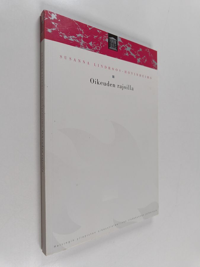 Susanna Lindroos-Hovinheimo : Oikeuden rajoilla