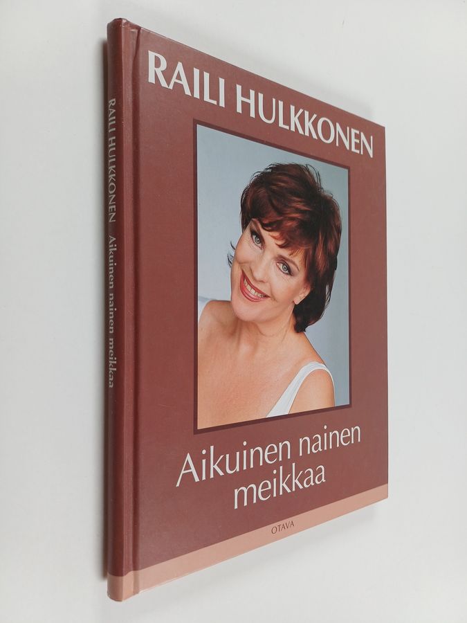 Aikuinen nainen meikkaa