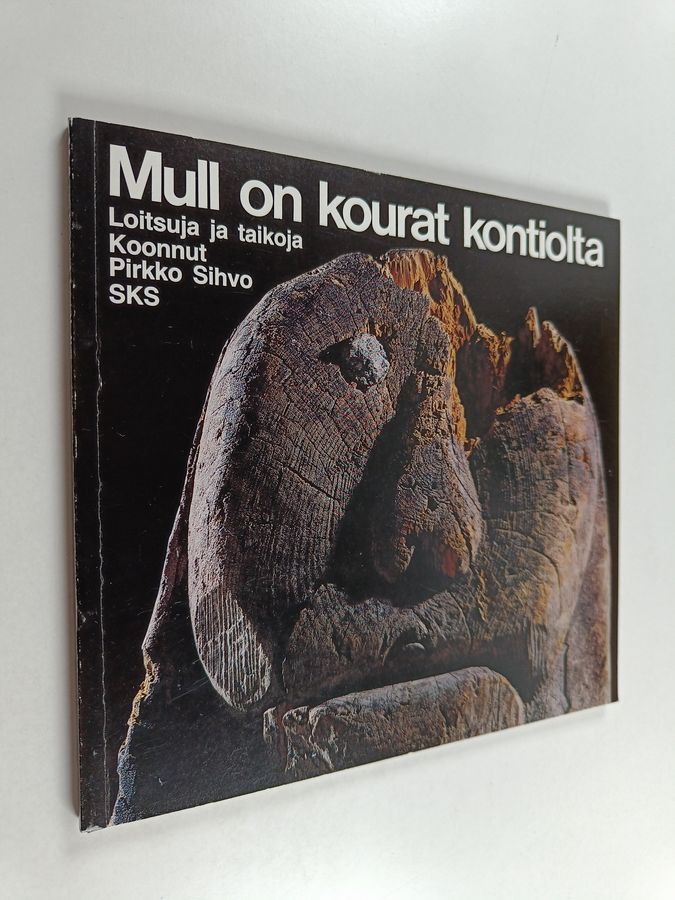 Pirkko Sihvo : Mull on kourat kontiolta : loitsuja ja taikoja