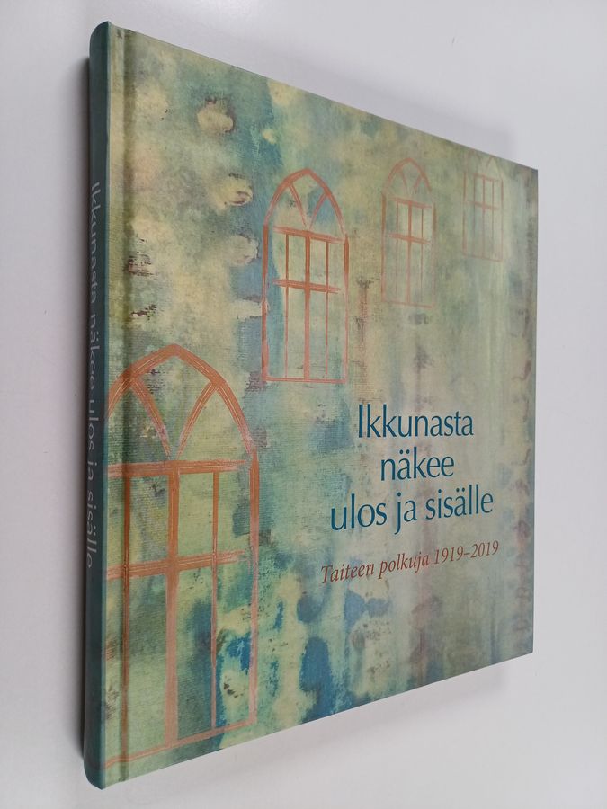 Ikkunasta näkee ulos ja sisälle
