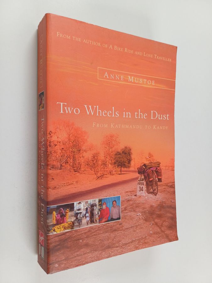 Anne Mustoe : Two Wheels in the Dust - From Kathmandu to Kandy