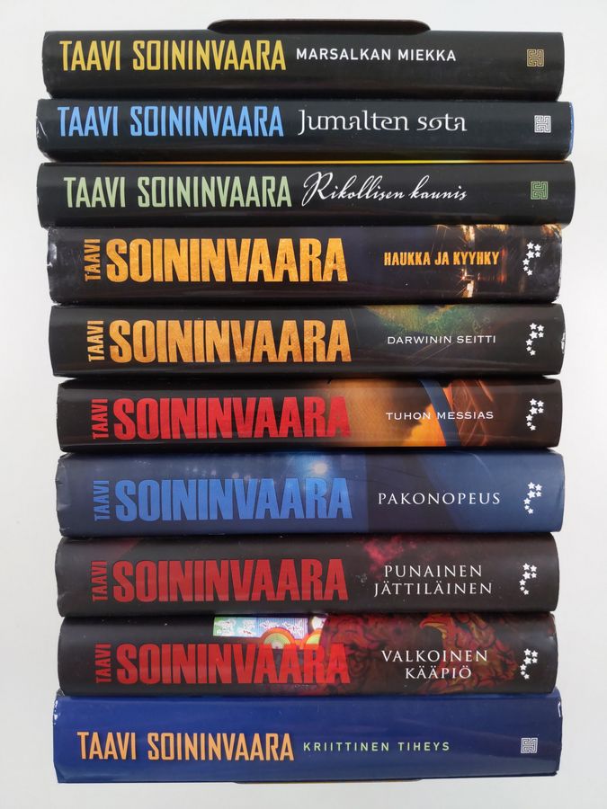 Taavi Soininvaara : Taavi Soininvaara-setti (10 kirjaa) : Marsalkan miekka ; Jumalten sota ; Rikollisen kaunis ; Haukka ja kyyhky ; Darwinin seitti ; Tuhon messias ; Pakonopeus ; Punainen jättiläinen ; Valkoinen kääpiö ; Kriittinen tiheys