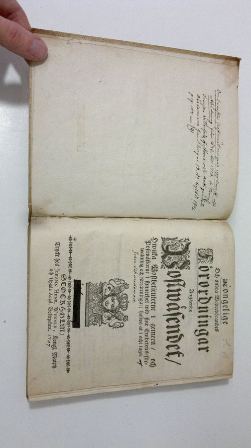 Johan. Schedemann : Samling af författningar Angående Postwäsende (1707) : Kongelige och andra wederbörandes förordningar angående postwäsendet, hwilka postbetienterne i gemeen, och postmästarne i synnerhet wid sine embetens-förwaltning och förrättningar,