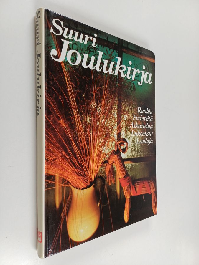 Tytti Issakainen : Suuri joulukirja : ruokia, perinteitä, askartelua, lukemista, lauluja