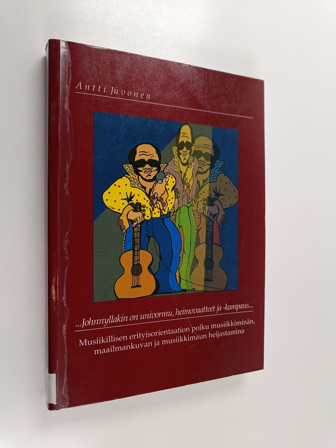 ...Johnnyllakin on univormu, heimovaatteet ja -kampaus...