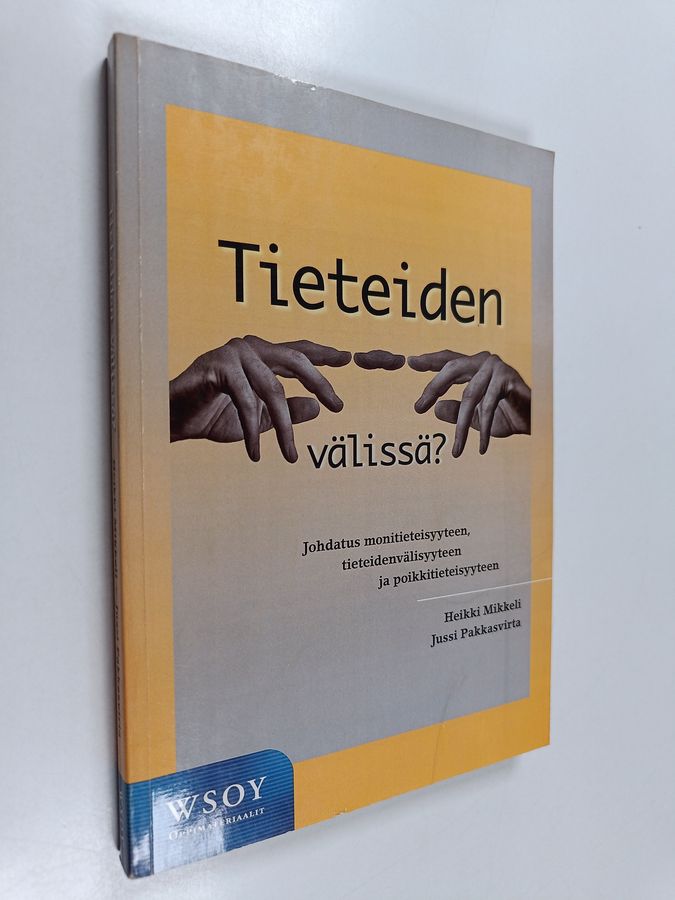 Tieteiden välissä?