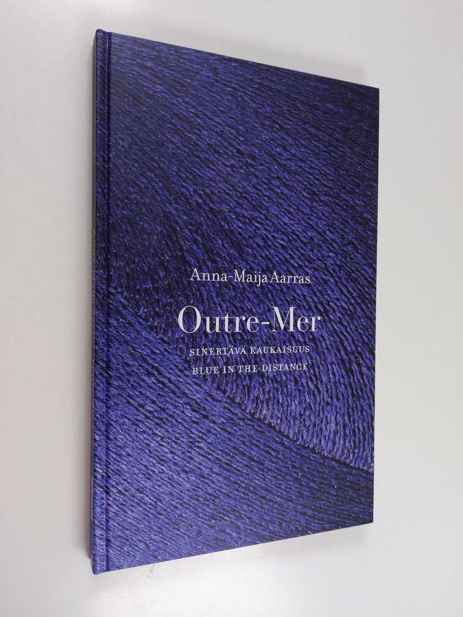 Anna-Maija Aarras : Outre-Mer : sinertävä kaukaisuus = blue in the distance
