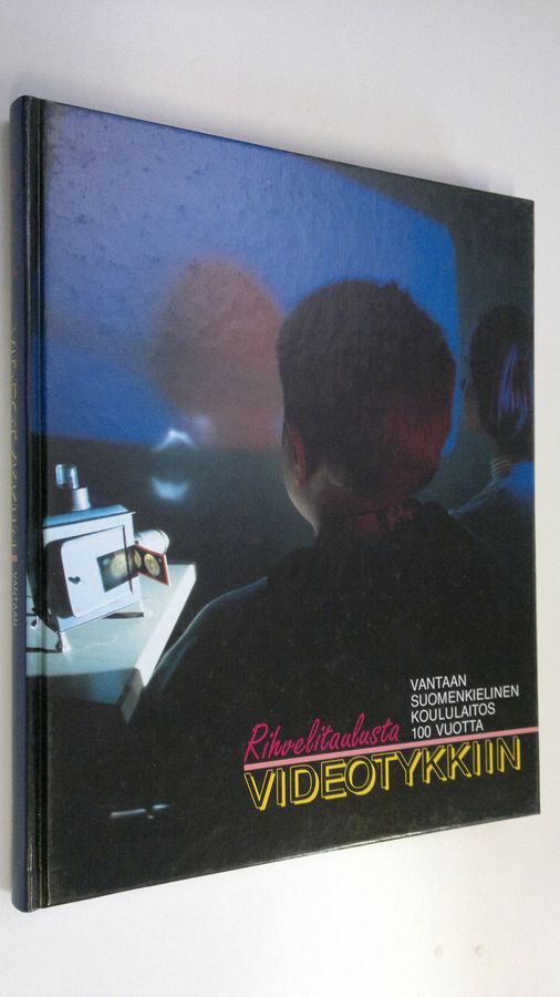 Pirjo (toim.) Tuominen : Rihvelitaulusta videotykkiin : Vantaan suomenkielinen koululaitos 100 vuotta