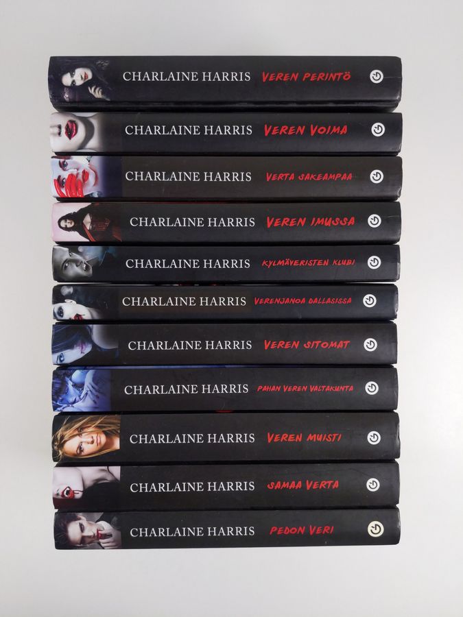 Sookie Stackhouse -paketti (11 kirjaa, puuttuu osat 12 ja 13) : Veren voima ; Verenjanoa Dallasissa ; Kylmäveristen klubi ; Veren imussa ; Verta sakeampaa ; Veren perintö ; Pahan veren valtakunta ; Veren sitomat ; Pedon veri ; Samaa verta ; Veren muisti