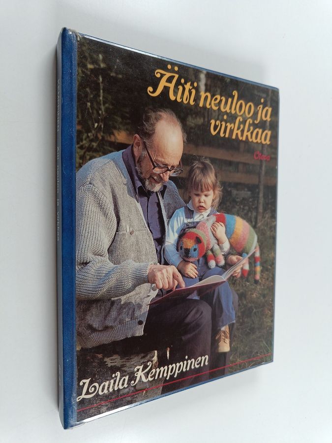 Äiti neuloo ja virkkaa