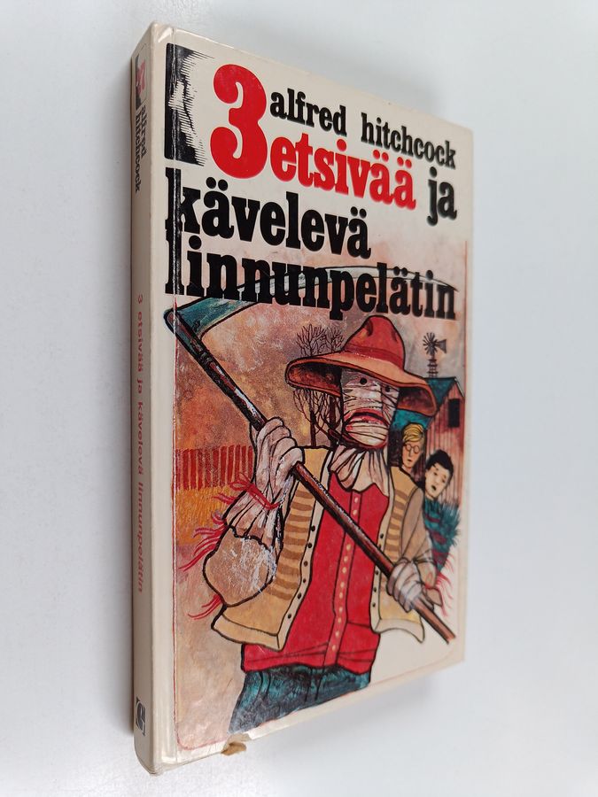 3 etsivää ja kävelevä linnunpelätin