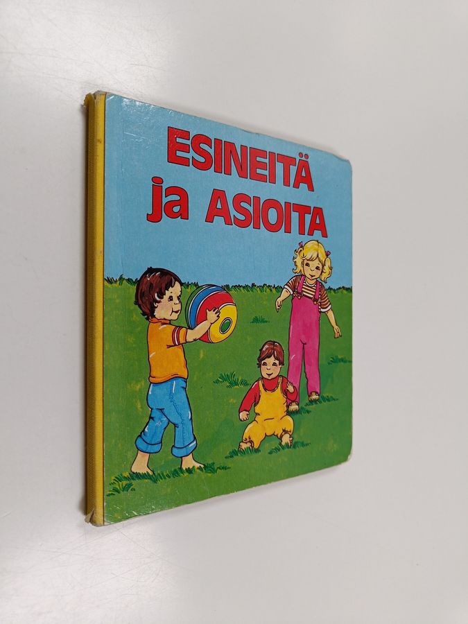 Esineitä ja asioita.