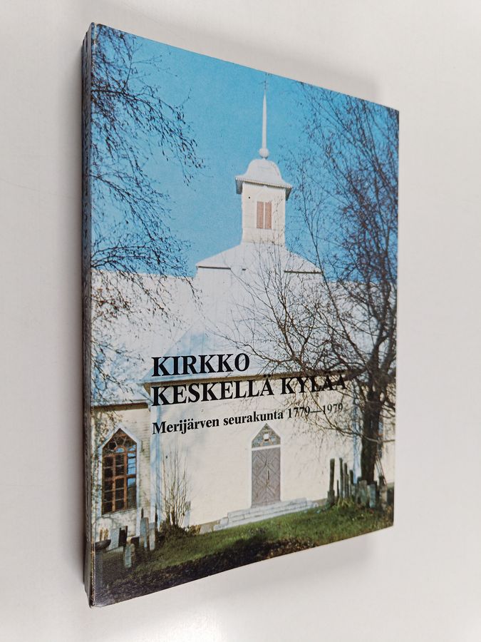 Kirkko keskellä kylää