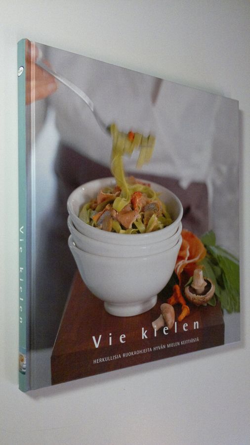 Uura ym. (toim.) Hagberg : Vie kielen - Herkullisia ruokaohjeita hyvän mielen keittiöstä