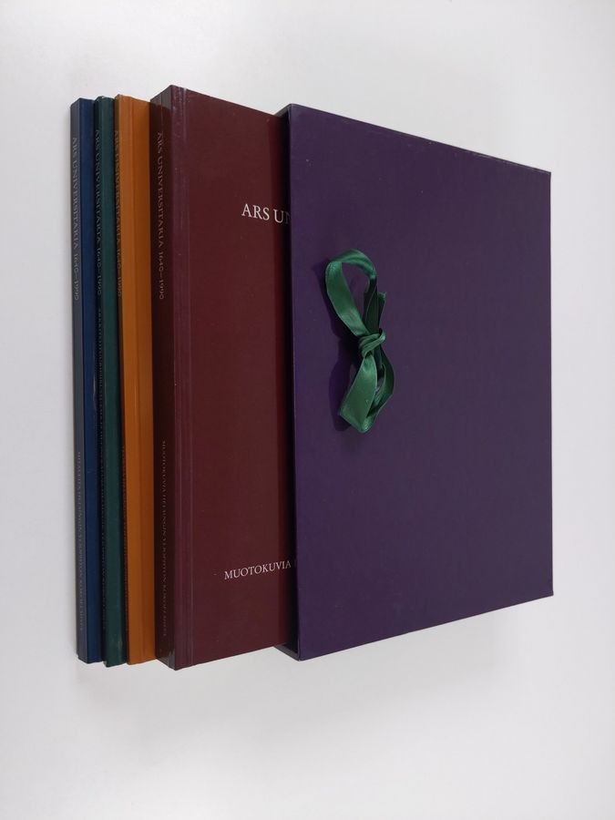 Ars universitaria 1640-1990 1-4 : Muotokuvia Helsingin yliopiston kokoelmista ; Teoksia Helsingin yliopiston piirustussalista ; Arkkitehtuuripiirustuksia ja huonekaluja Helsingin yliopiston kokoelmista ; Mitaleita Helsingin yliopiston kokoelmista