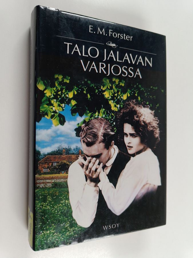 Talo jalavan varjossa