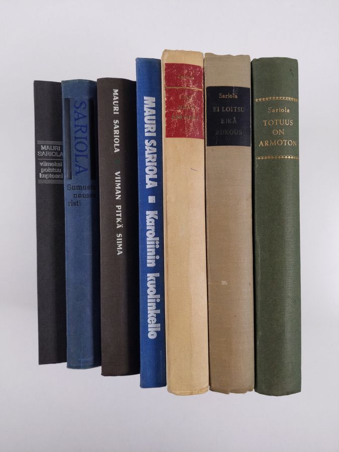 Mauri Sariola-paketti (7 kirjaa) : Isänmaan parturit ; Ei loitsu eikä rukous ; Totuus on armoton ; Viiman pitkä siima ; Sumusta nousee risti ; Viimeksi poistuu kapteeni ; Karoliinin kuolinkello