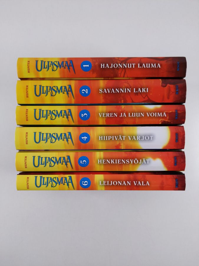 Erin Hunter : Uljasmaa 1-6 ; Hajonnut lauma ; Savannin laki ; Veren ja luun voima ; Hiipivät varjot ; Henkiensyöjät ; Leijonan vala
