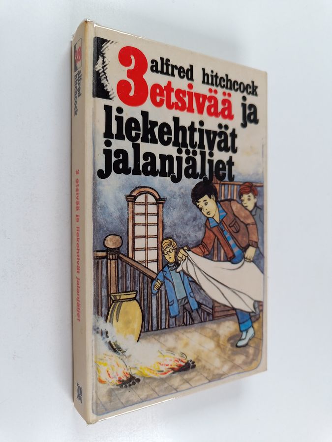 3 etsivää ja liekehtivät jalanjäljet