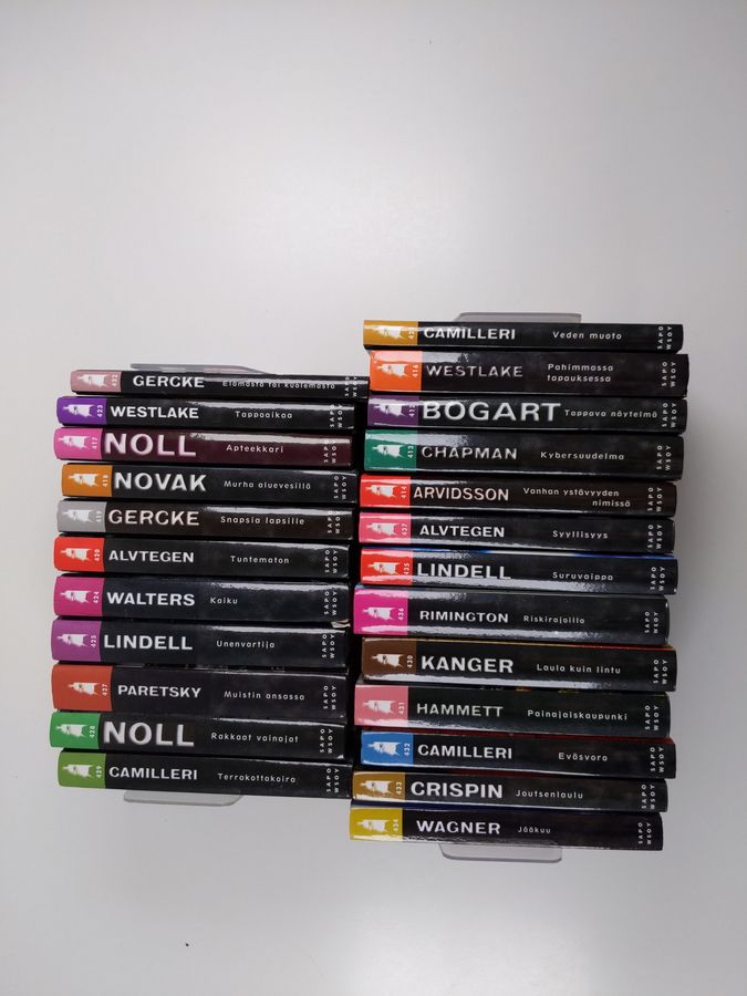 Sapo-paketti (24 kirjaa) : Tappava näytelmä ; Kybersuudelma ; Vanhan ystävyyden nimissä ; Pahimmassa tapauksessa ; Apteekkari ; Murha aluevesillä ; Snapsia lapsille ; Tuntematon ; Veden muoto ; Elämästä tai kuolemasta ; Tappoaikaa ; Kaiku ; Unenvartija ; Muistin ansassa ; Rakkaat vainajat ; Terrakottakoira ; Laula kuin lintu ; Painajaiskaupunki ; Eväsvoro ; Joutsenlaulu ; Jääkuu ; Suruvaippa ; Riskirajoilla ; Syyllisyys