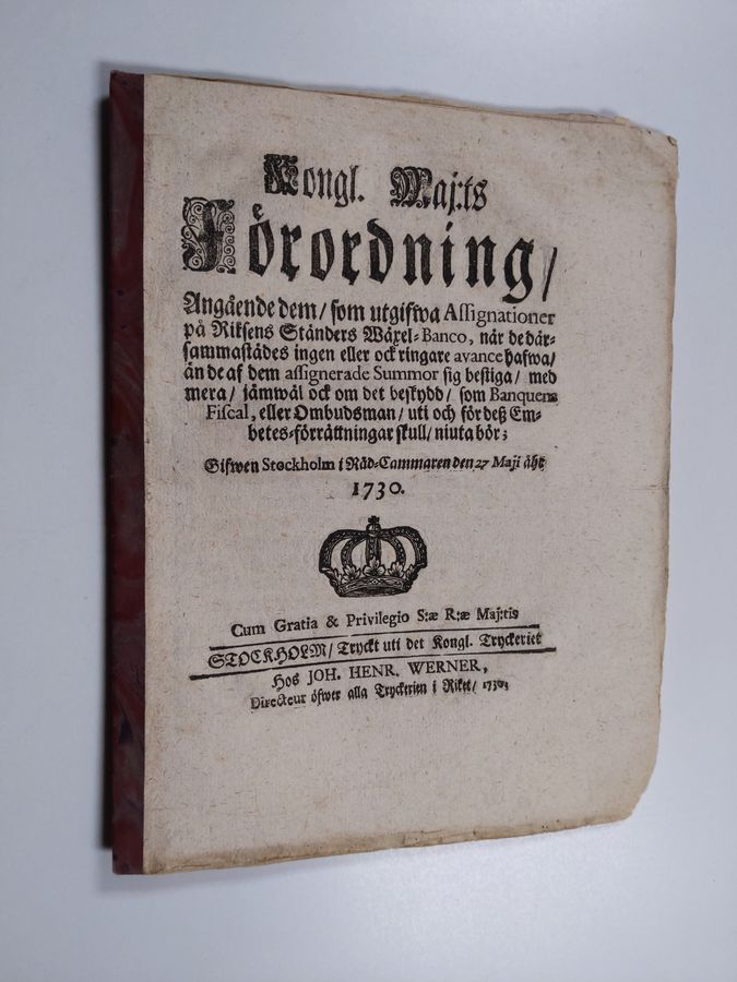 Kongl. maj:ts Förordning, Angående dem, som utgifwa Assignationer på Riksens Ständers Wäxel-Banco, när de därsammastädes ingen eller ock ringare avance hafwa, än de af dem assignerade Summor sig bestiga, med mera, jämwäl ock om det beskydd, som Banquens Fiscal, eller Ombudsman, uti och för desz Embetes-förrättningar skull, niuta bör. Gifwen Stockholm i Råd-cammaren den 27 maji åhr 1730