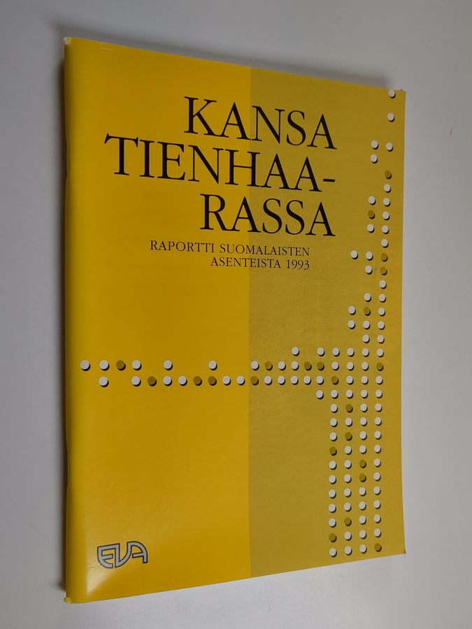 Kansa tienhaarassa