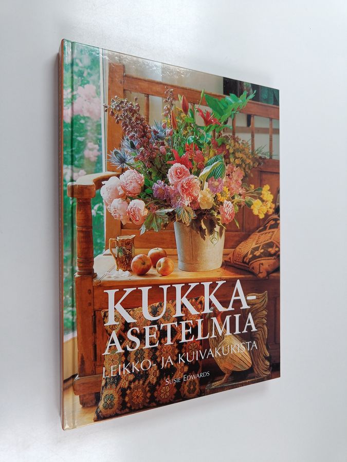 Kukka-asetelmia leikko- ja kuivakukista