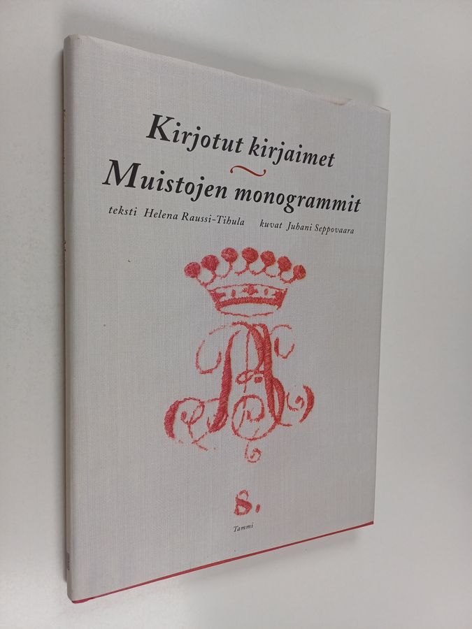 Helena Raussi-Tihula : Kirjotut kirjaimet, muistojen monogrammit