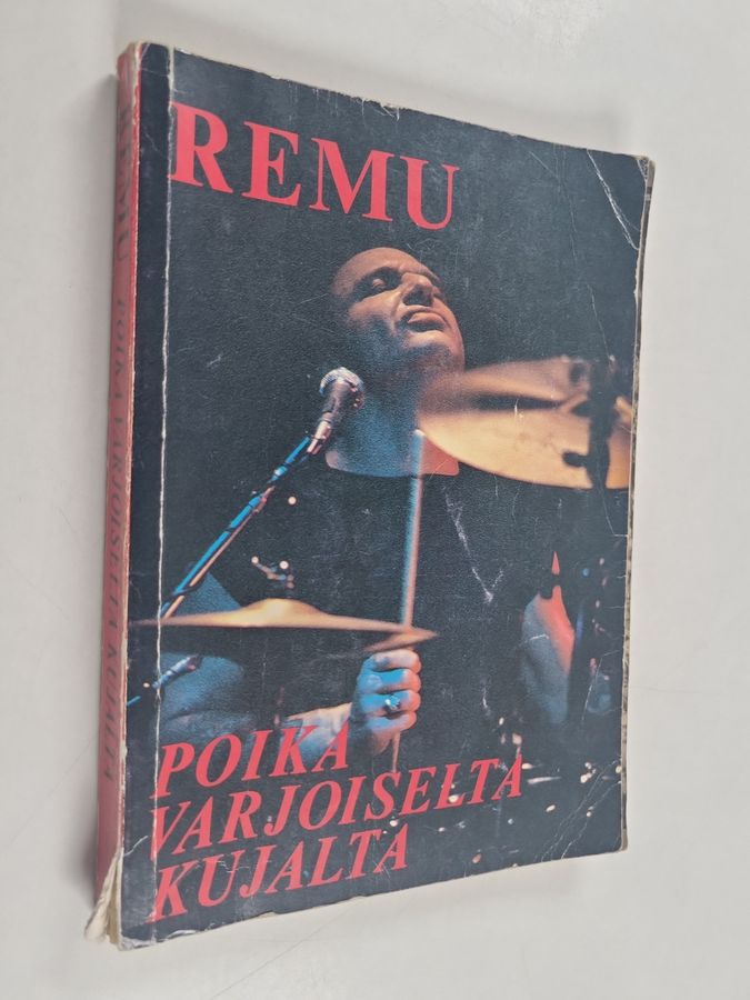 Remu Aaltonen : Poika varjoiselta kujalta