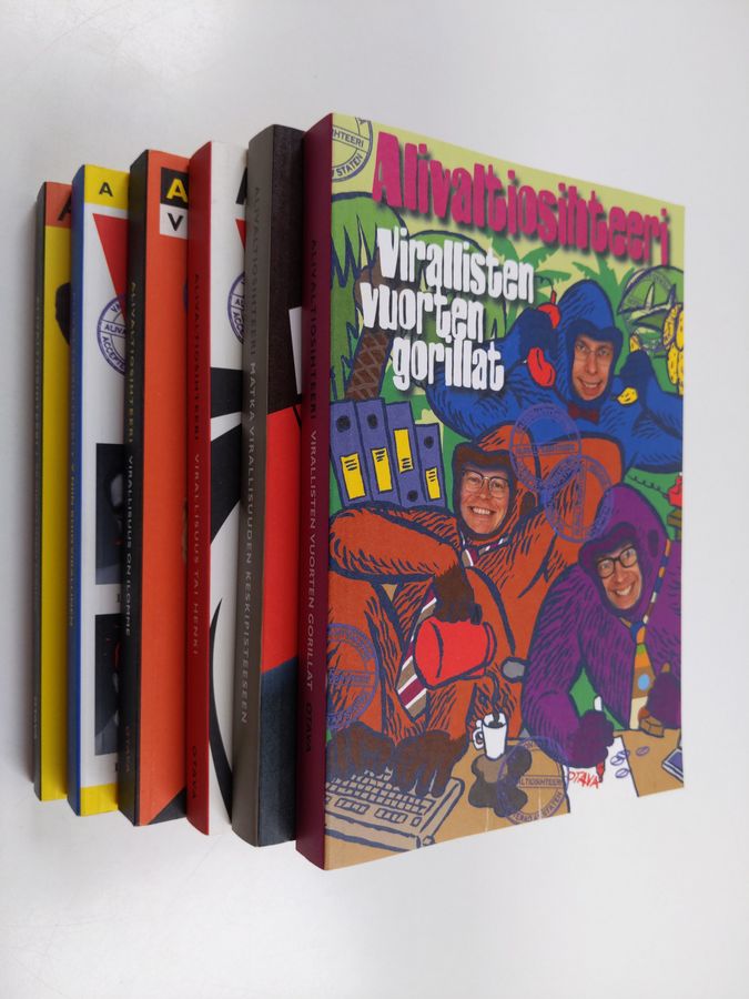 Simo Frangen & Pasi Heikura : Alivaltiosihteeri-paketti (6 kirjaa) : Se virallinen tarina ; V niin kuin virallinen ; Virallisuus on ilomme ; Virallisuus tai henki ; Matka virallisuuden keskipisteeseen Virallisten vuorten gorillat