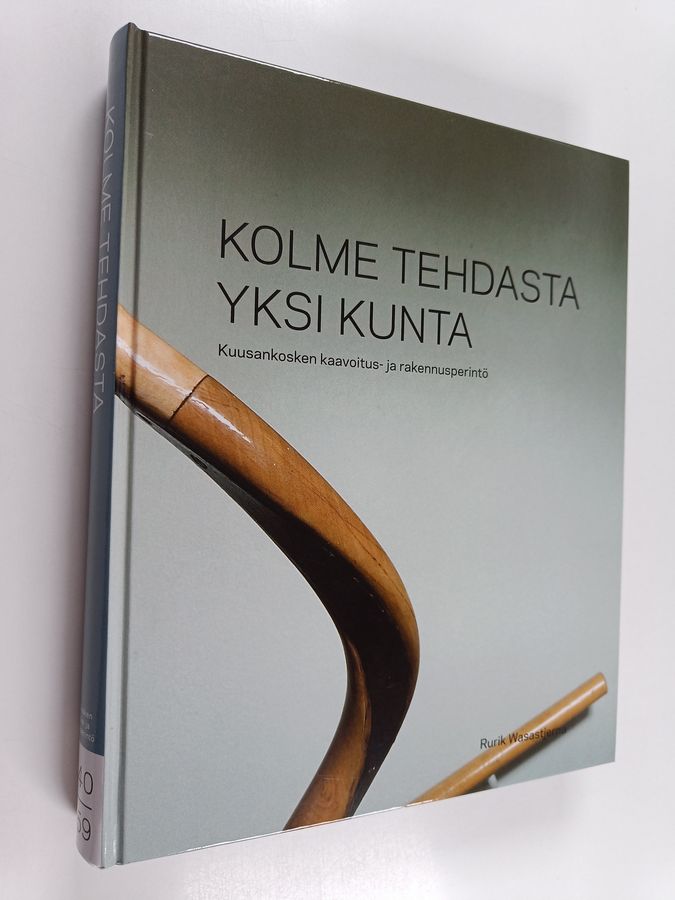 Kolme tehdasta, yksi kunta
