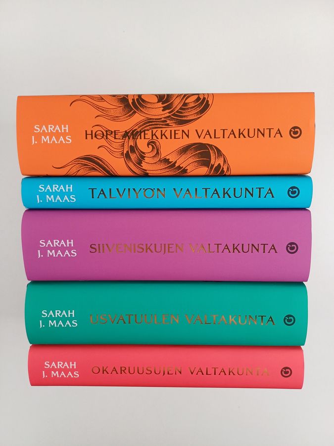 Sarah J. Maas : Valtakunta - sarja 1-5 (erikoispainos) ; Okaruusujen valtakunta ; Usvatuulen valtakunta ; Siiveniskujen valtakunta ; Talviyön valtakunta ; Hopealiekkien valtakunta