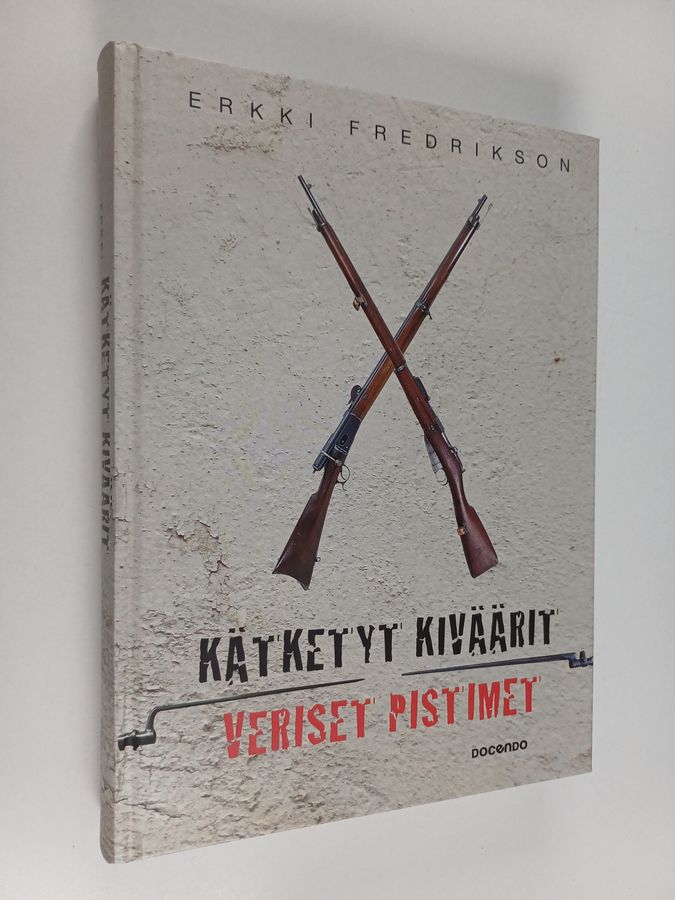 Kätketyt kiväärit, veriset pistimet