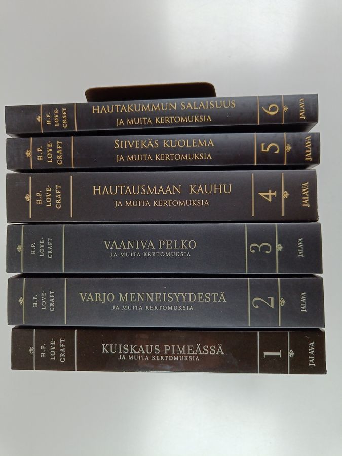 H. P. Lovecraft : Lovecraftin kootut teokset 1-6 : Kuiskaus pimeässä ja muita kertomuksia ; Varjo menneisyydestä ja muita kertomuksia ; Vaaniva pelko ja muita kertomuksia ; Hautausmaan kauhu ja muita kertomuksia ; Siivekäs kuolema ja muita kertomuksia ; Hautakummun salaisuus sekä muita kertomuksia ja kirjoituksia